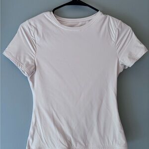 Suuksess Elegant White Short Sleeve Women's Top Size small Stretchy